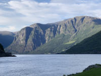 Blick von Flåm in den Aurlandfjord - Am Ufer ist der Ort Aurlandsvangen zu erkennen